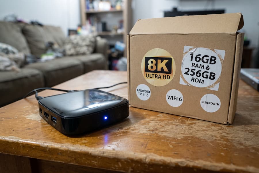 Ανώνυμο φθηνό Android TV Box σε χάρτινη συσκευασία με υπερβολικούς ισχυρισμούς
