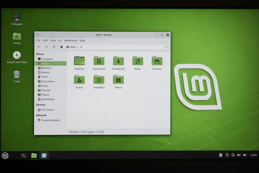 Η επιφάνεια εργασίας του Linux Mint 22.3 Xfce σε παλιό υπολογιστή