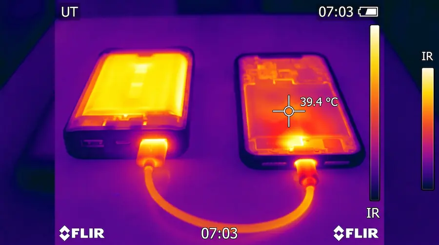 Θερμική απεικόνιση κινητού και power bank κατά την ταχεία φόρτιση