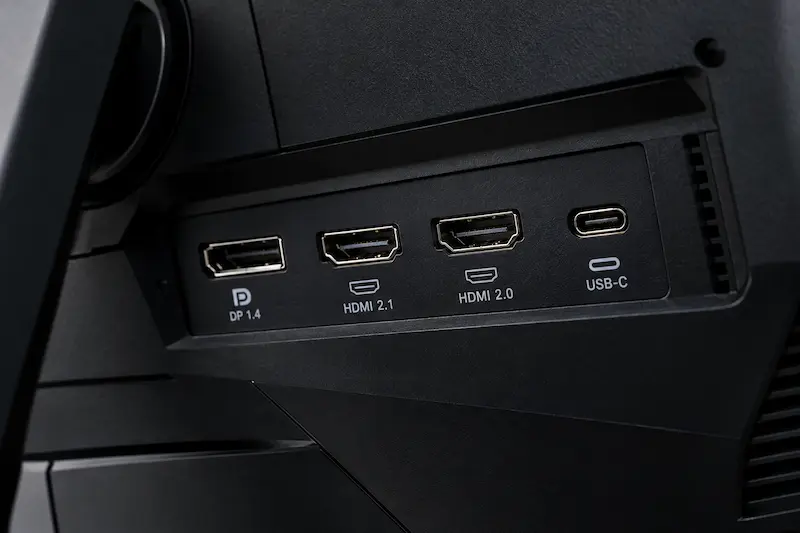 Οι θύρες DisplayPort και HDMI στο πίσω μέρος μιας οθόνης με ένδειξη έκδοσης δίπλα στην κάθε θύρα