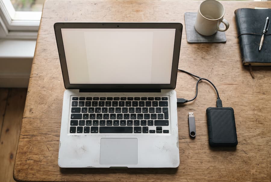 USB stick και εξωτερικός δίσκος δίπλα σε φορητό υπολογιστή πριν την εγκατάσταση των Windows 11